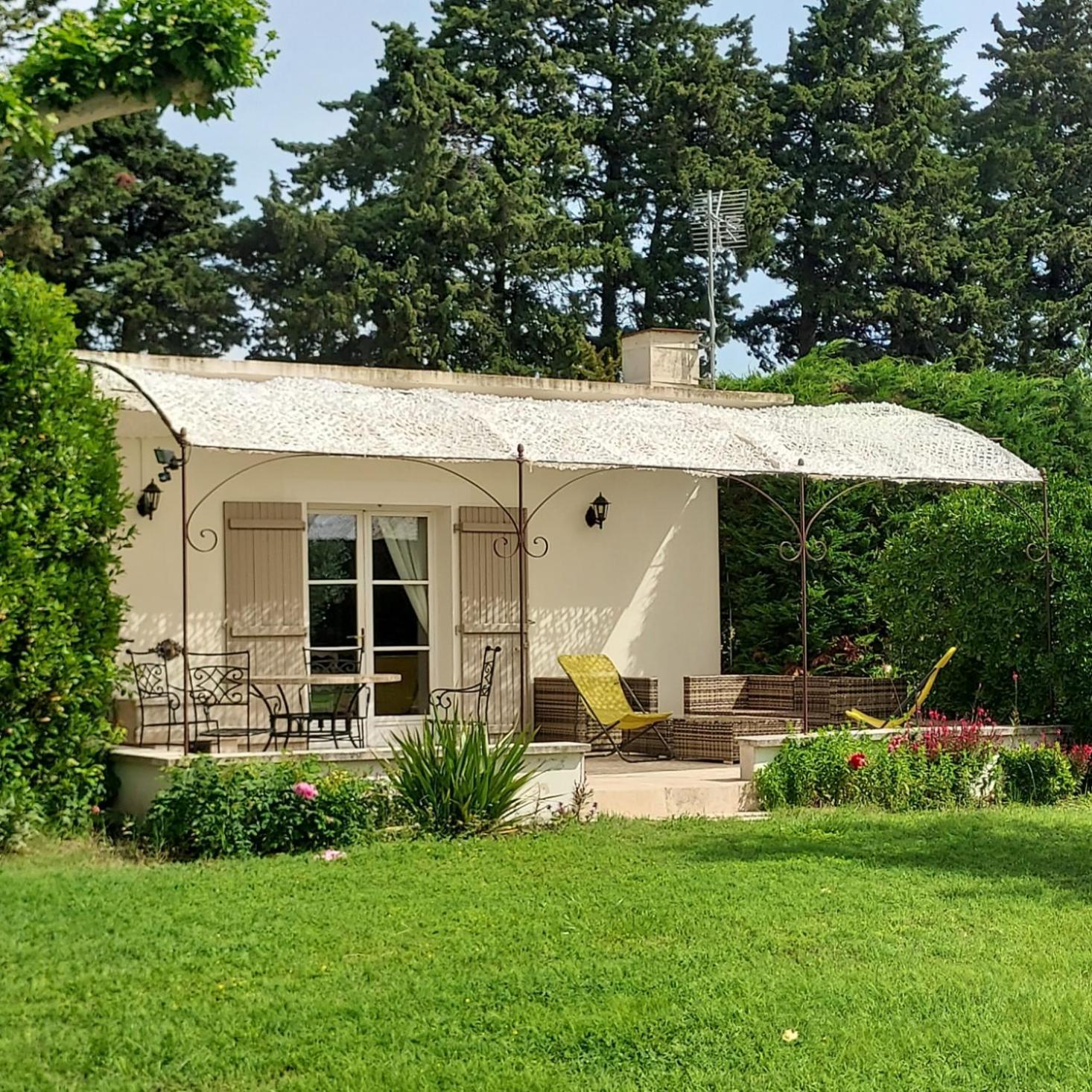 La Bastide Des Amouriers Caumont-sur-Durance Екстериор снимка